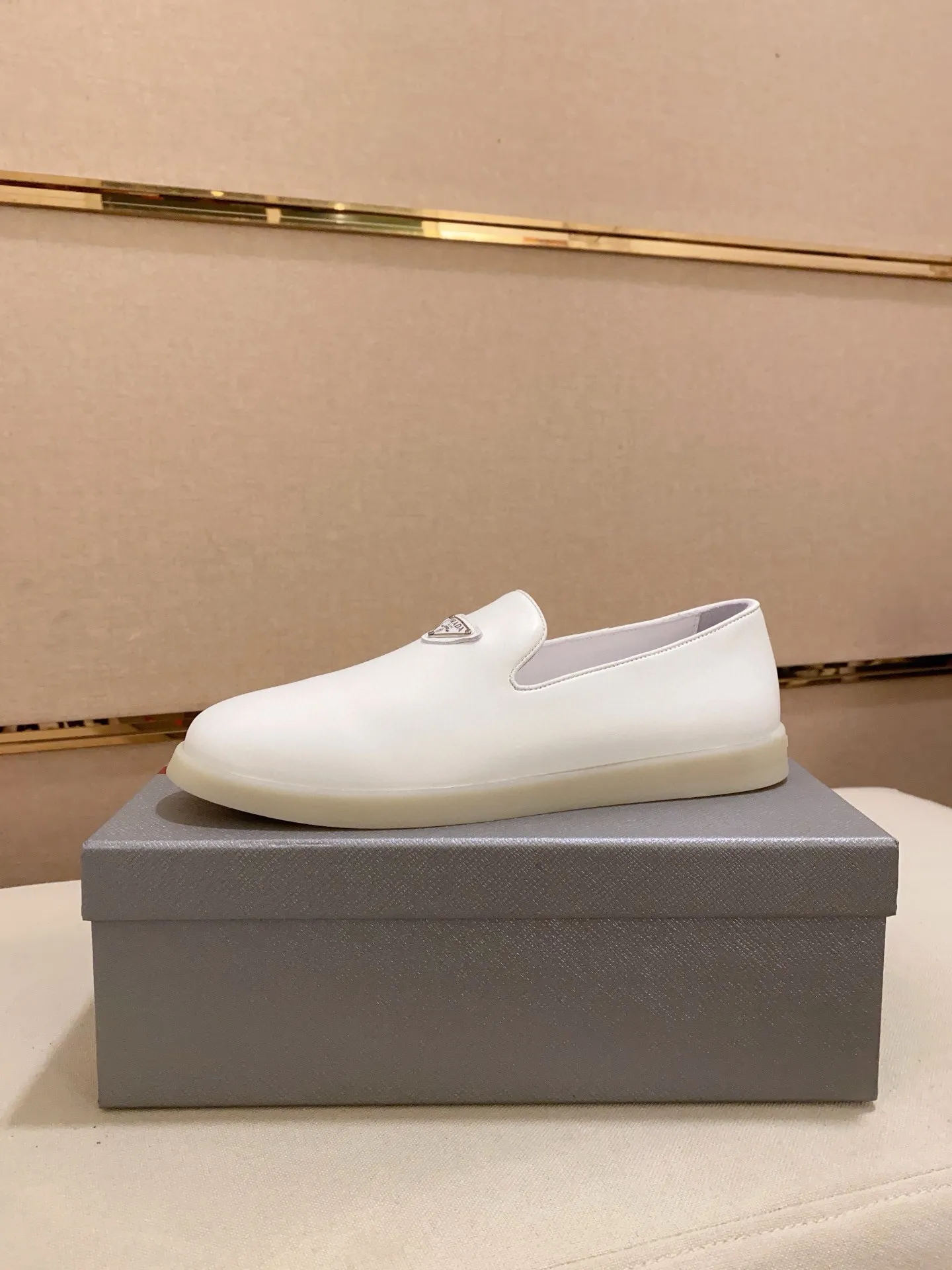 Men's shoes 💰 580💰 ✔️✔️✔️High-quality new PRADA counters are launched at the same time. The new men's shoes and 😘fabrics are selected from high-silk bald cowhide and are made by pure handicrafts. Lining: Full cowhide lining. 👍🏿 High-end ☄️ air-cushion molded anti-slip rubber outsole, exquisite lines, simple and elegant, comfortable and high-end for leisure travel. Code number: 38 to 44 (45 can be customized)